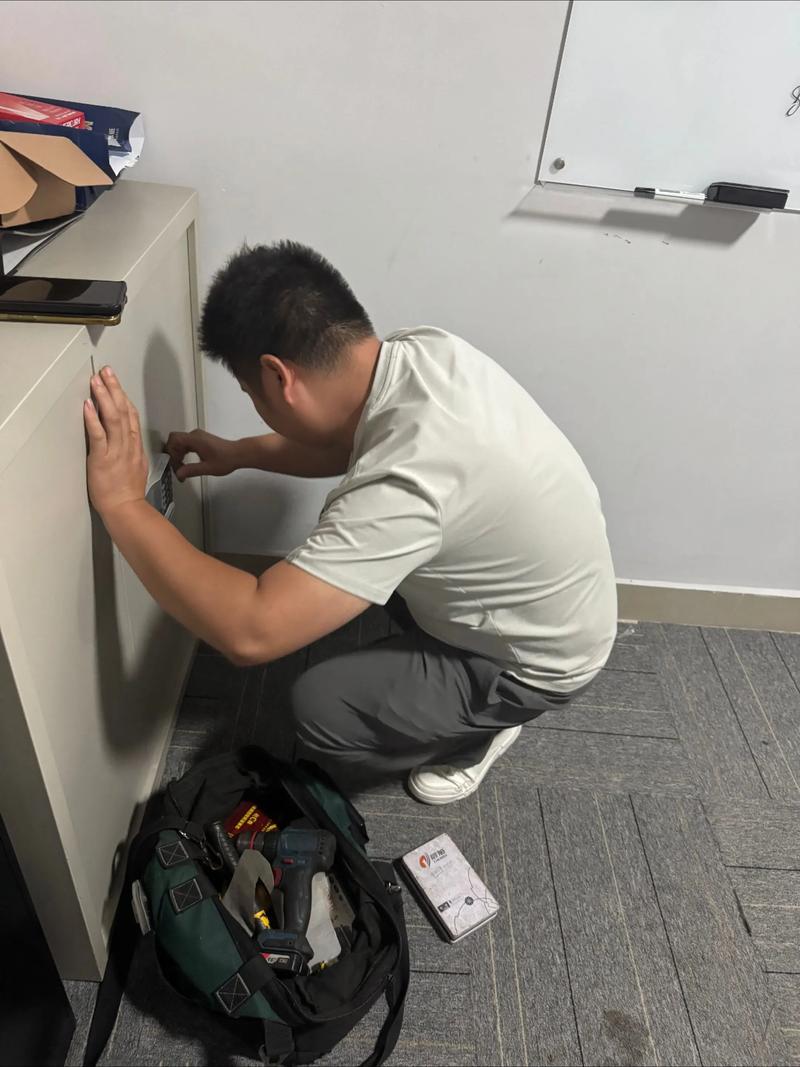 24小时开锁：锁匠行业的守护者